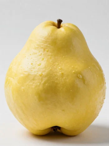 Marmelos inteiros e fatiados em superfície de madeira, com folhas verdes