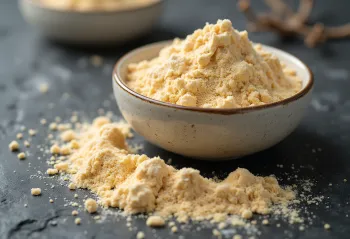 Pó de baobá em vidro com frutos de baobá ao fundo