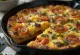 Frittata italiana inteira na frigideira de ferro