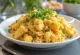 Arroz de couve-flor frito servido
