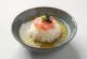 Mentaiko com chazuke, arroz rico, ovas de peixe e chá verde, decorado com coentro fresco