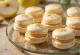 Macarons de pera servidos