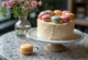Bolo decorado com macarons multicoloridos