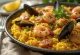 Paella com frutos do mar e frango servida