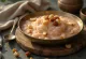 Palada Pradhaman doce de arroz cremoso servido com castanha de caju torrada e passas