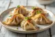 Gyoza com ovo, recheado em massa fresca e delicada, frito até ficar dourado e crocante