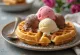 Waffle com sorvete servido com três bolas de sabores diferentes