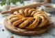 Kringle vegano com nozes e canela, servido fresco