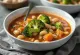 Sopa Minestrone servida com brócolis, cenoura e macarrão