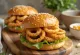 Bao bun com anéis de cebola e alho frito servido
