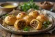 Litti com carne, decorado com coentro fresco