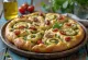 Focaccia de pesto e tomate seco servida