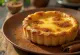 Torta de pastel de nata com topo dourado e recheio de creme de baunilha