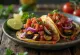 Tacos vegetarianos com salsa roja servidos