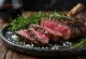Steak Florentine servido com alecrim e azeite