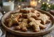 Bonecos de biscoito de gengibre servidos e decorados