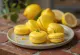 Macaron de limão servido