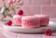 Macaron de frutas vermelhas e marzipã servido