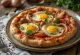 Pizza coberta com berinjela, pimentão e azeitonas