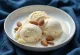 Sorvete cremoso de leite com amêndoas branco