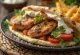 Shawarma servido no pão sírio com vegetais frescos