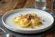 Ravioli de doce de leite servido com molho cremoso