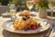 Waffle de champanhe servido