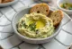 Pesto prebiótico de alcachofra, molho pesto cremoso de cor verde pálida em tigela rústica
