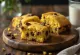 Fatias de cornbread com chocolate, servidas em prato simples