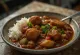 Gumbo com tomate, caldo de tomate rico, pedaços de frango e linguiça