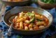 Sopa minestrone servida com macarrão, muitos legumes, batata e feijão