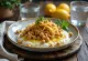 Fatteh ao limão, pedaços de pão sírio torrado, grão-de-bico, iogurte com tahine e pinoli tostado.