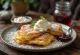 Syrniki clássico, panqueca de queijo recém-frita, servida com geleia e frutas frescas