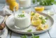 Copos de kefir probiótico com erva-cidreira, bebida de cor clara e aparência refrescante