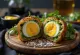 Scotch egg com recheio de legumes empanado dourado