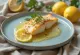 Filé de peixe com molho de limão servido no prato