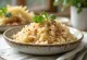 Prato de arroz frito chinês fumegante