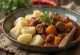 Ensopado de carne com batatas servido no prato