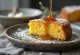 Bolo de fubá com calda de caramelo, servido fresco