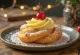 Zeppole com creme de baunilha, doces frescos e dourados recheados com creme