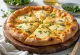 Pizza Quatro Queijos com Azeite de Alho servida