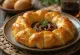 Yorkshire pudding recheado com cebola caramelizada, servido como acompanhamento inglês crocante