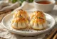 Baozi chinês frito com fundo crocante, servido em prato