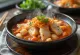 Kkongchi Jjigae, sopa de peixe coreana com kimchi e vegetais