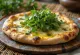 Pizza branca recém-assada com rúcula