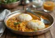 Idli com sambar recém-preparado, idli cozido no vapor e molho picante de lentilha