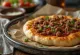 Lahmacun com especiarias, servido com massa fresca e recheio de carne condimentada
