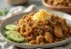 Nasi Goreng servido com pepino fresco e coentro