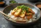 Oyakodon recheado com cebolinha Negi-miso e missô servido com ovo fresco