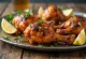 Frango tandoori servido com pão naan e salada